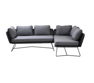 L-formet udendørs sofa med sort stel og grå puder. Moderne design med støttende sorte ben.